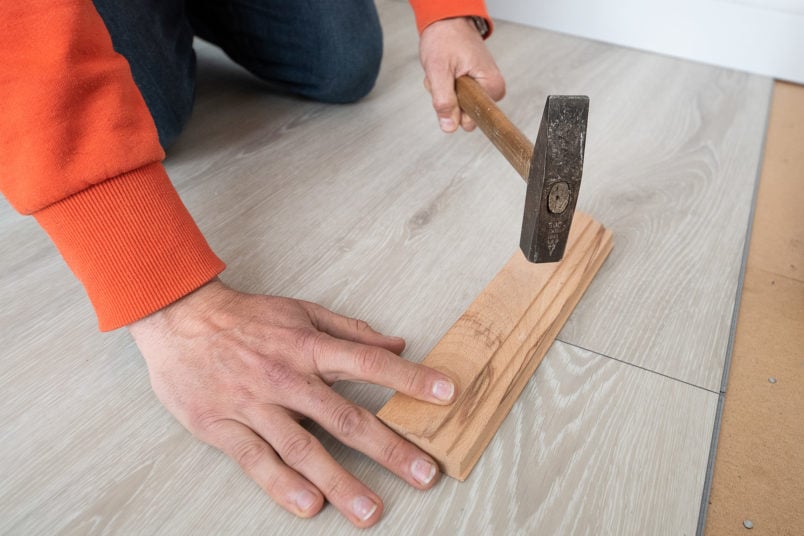 laying click flooring - hammering joint